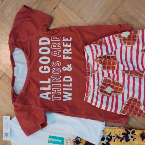 Girls bell bottem lot size 3t pants and tops - Picture 3 of 6